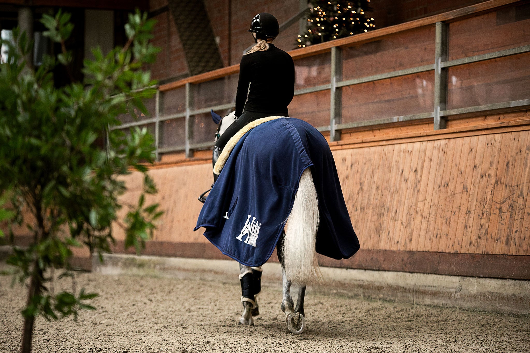 HanseHorse Abschwitzdecke in der Farbe Marine Blue auf dem Pferd