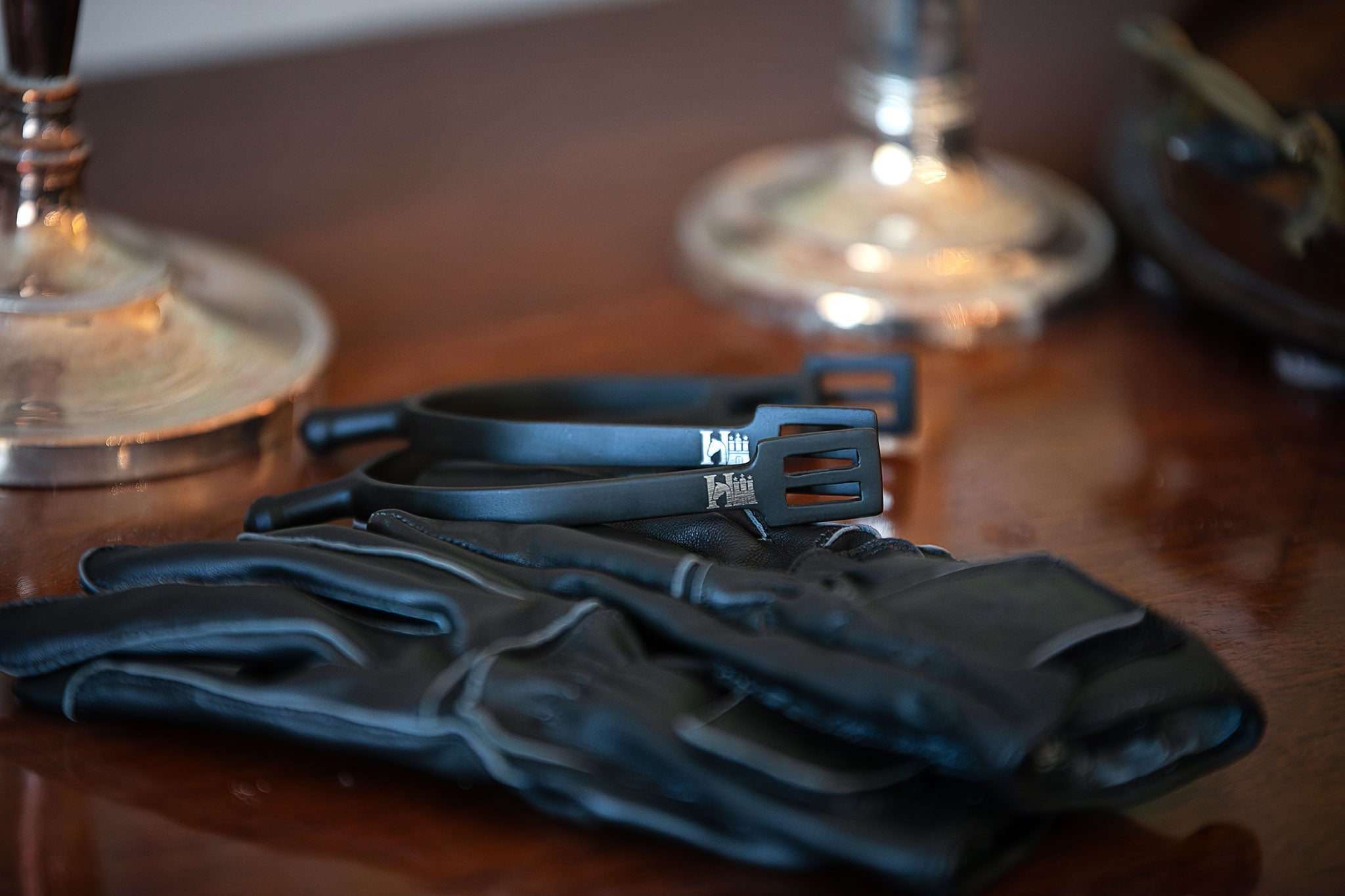 HanseHorse Sporen - Classic-Ball-Spur-Titanium-Black - für den Reiter. Detailaufnahme Logo