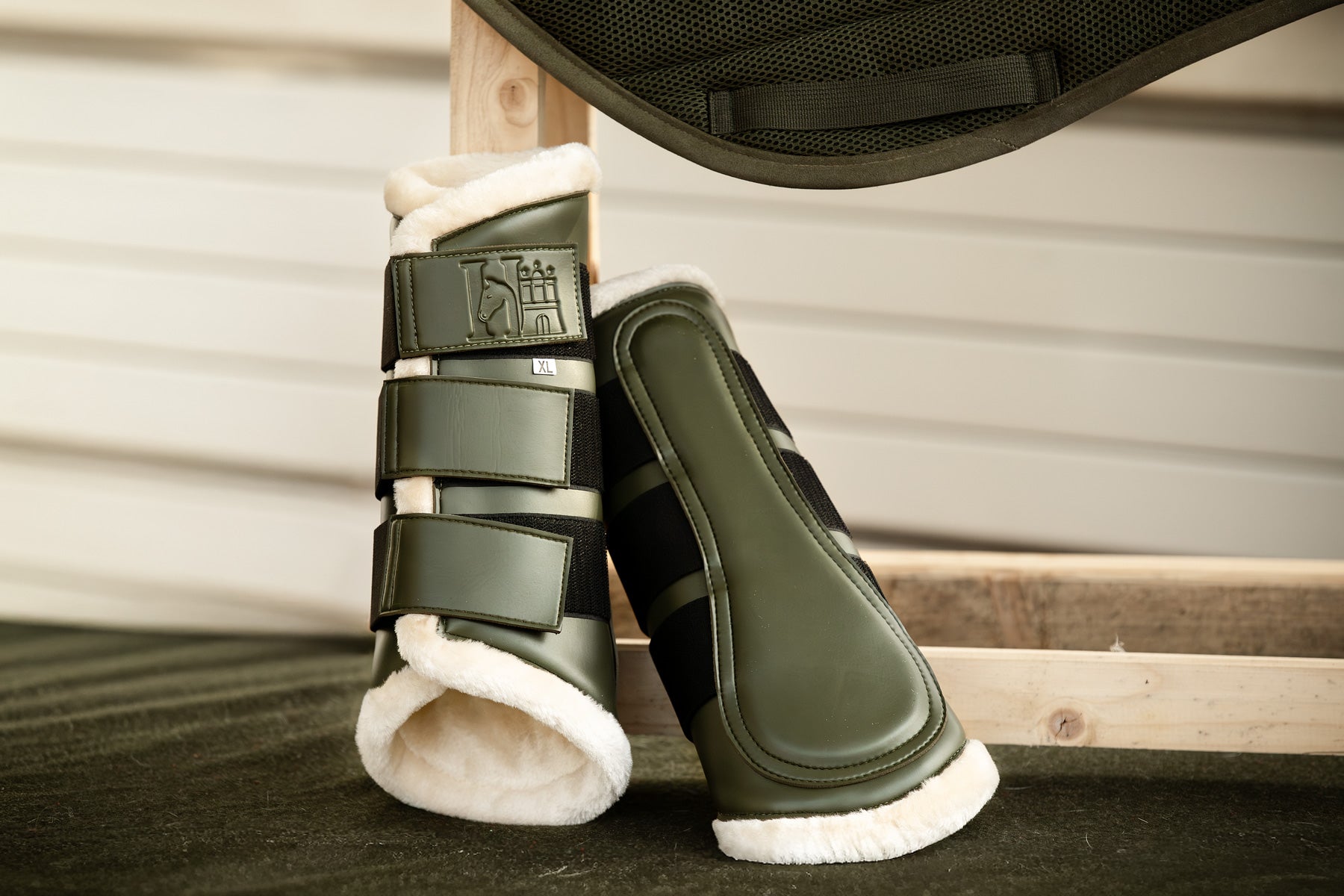 HanseHorse Classic Sports Gamaschen in der Farbe Hunter Green für Pferde
