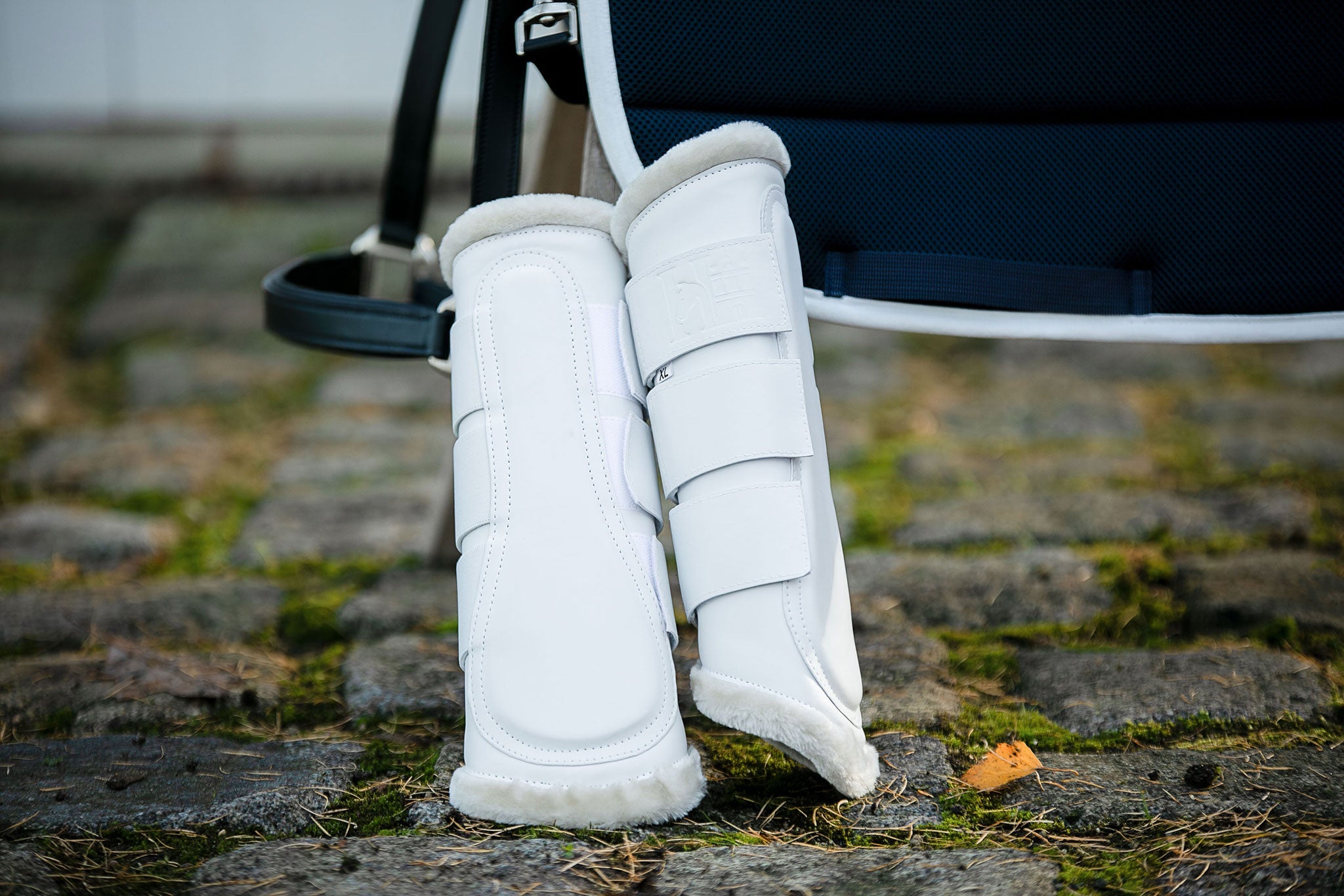HanseHorse Classic Sports Gamaschen in der Farbe Nordic White für Pferde