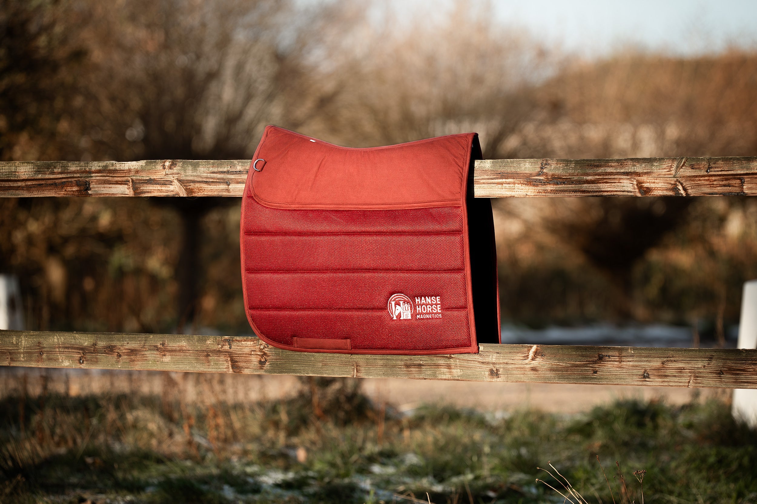 HanseHorse Magnetics Dressurschabracke Regatta Red für Pferde
